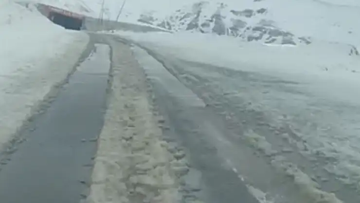 Karabet Geçidi'nde kar yağışı
