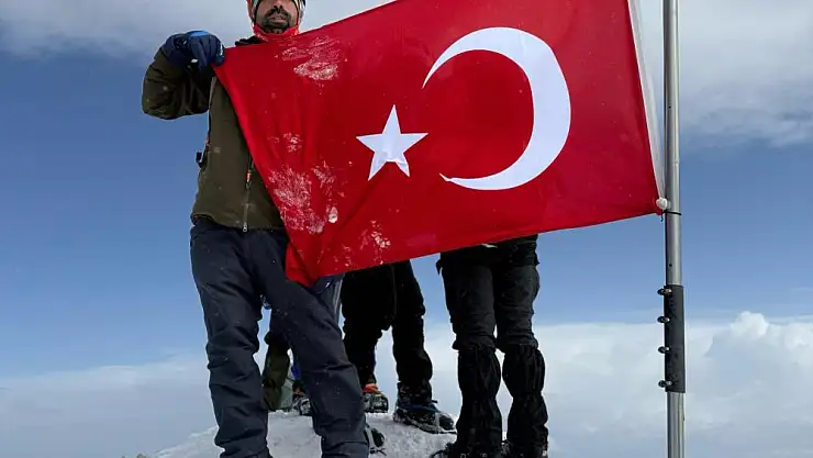 Erciyes Dağı'na 13 saatte tırmandı