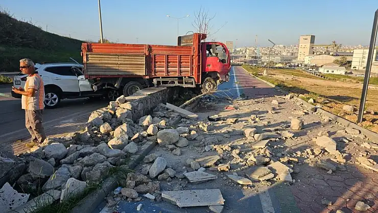 Çarpışma sonrası kamyon duvarın üzerinde askıda kaldı