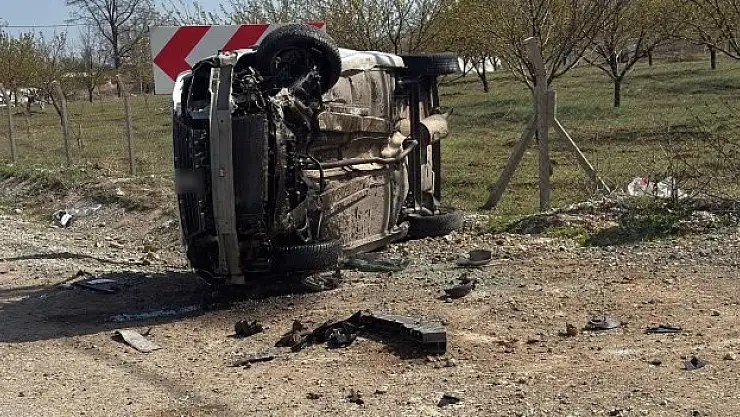Toprak yığınına çarpan otomobil, savrularak takla attı.