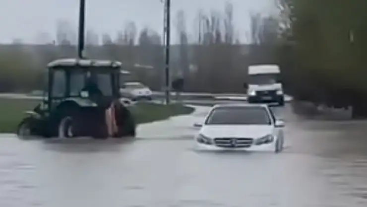 Soğukpınar köy yolu göle dönüştü