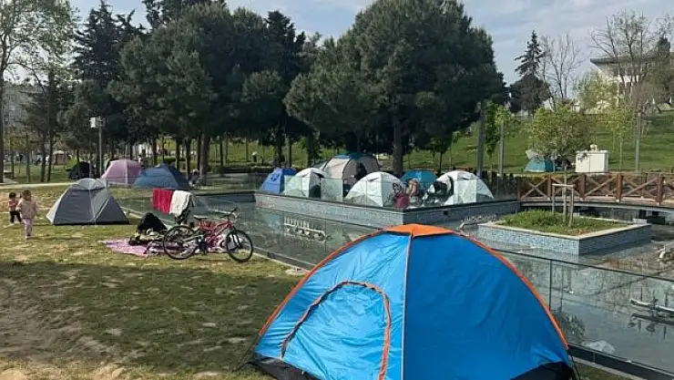 Vatandaşlar parklarda kalmaya devam ediyor