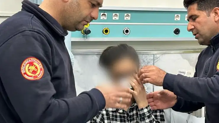 Göz kapağını fermuarın arasına sıkıştırdı