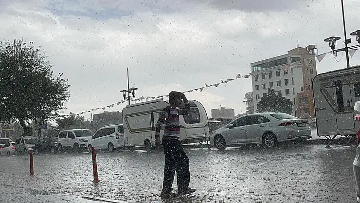 Dolu ve sağanak yağış, yaşamı olumsuz etkiledi