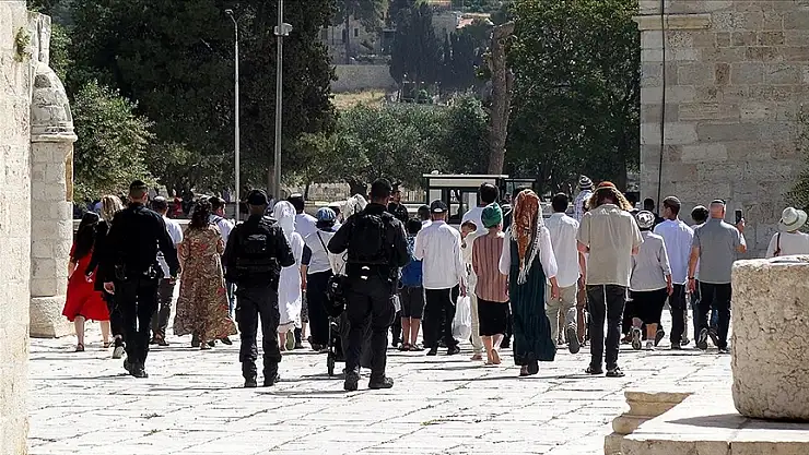 Mescid-i Aksa'ya baskın düzenledi