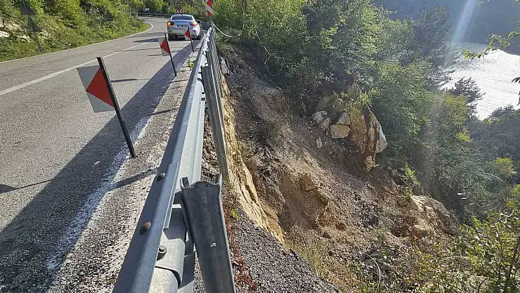 Kastamonu'da heyelanlar sahil yolunda tehlike yaratıyo