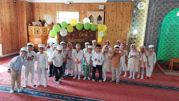 Camii de buluşmanın mutluluğunu yaşadılar