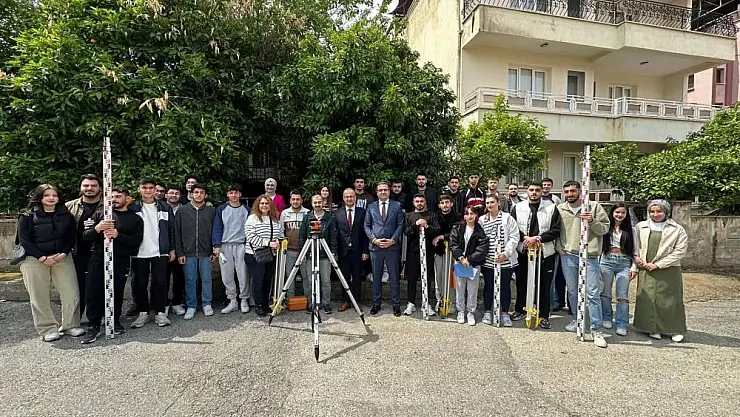 Öğrencilerle sahada uygulamalı ders işledi