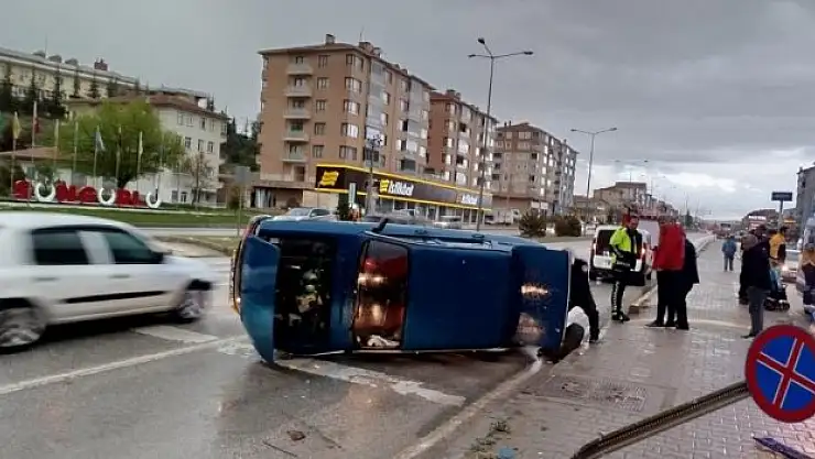 Levhaya çarptı yan yattı