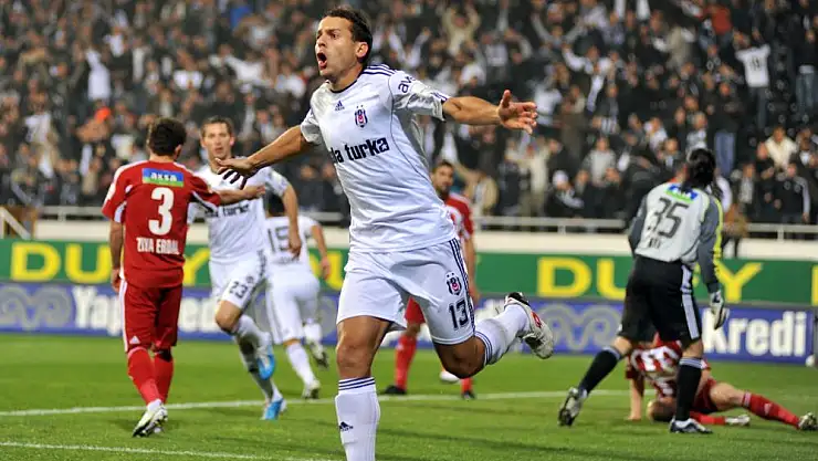 Beşiktaş'ın eski golcüsü Bobo'dan, derbi yorumu