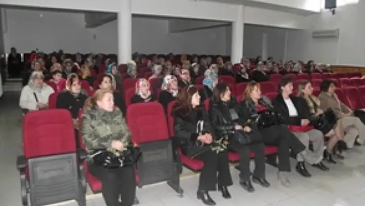 HEM'de Meme kanseri paneli katılanlara gül