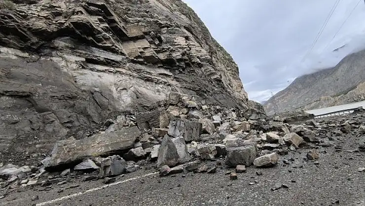 Pirinkayalar Geçidi'nde heyelan