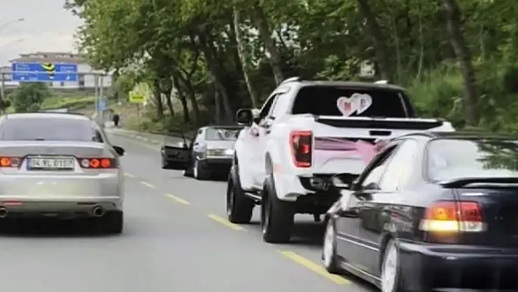 Düğün konvoyunda akılalmaz görüntü kaydedildi