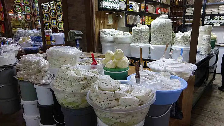 Van'ın tescilli lezzeti taze otlu peynir raflardaki yerini aldı