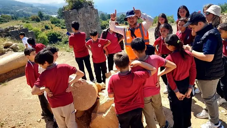 Öğrencilerden Antiochia ad Cragum Antik Kenti'nde yürüyüş