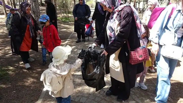 Hem çevreyi temizlediler hem de annelerine hediye hazırladılar