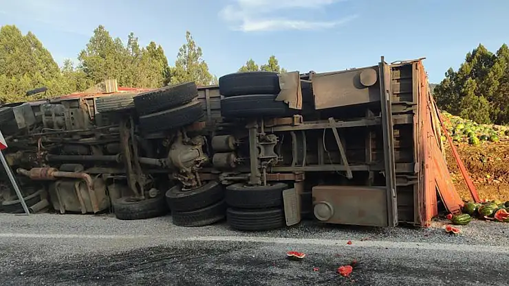 Tonlarca karpuz yol kenarına savruldu