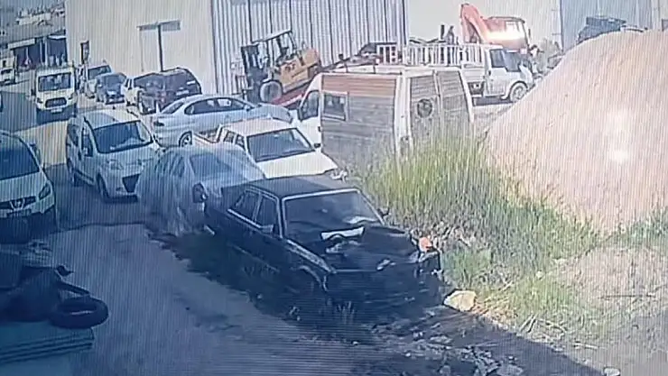 Forklift park halindeki otomobile çarptı