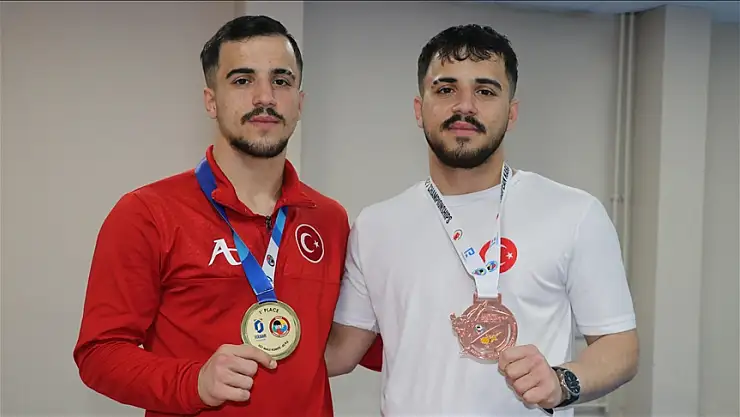 Karateci ikizler, başarı için birlikte form tutuyor