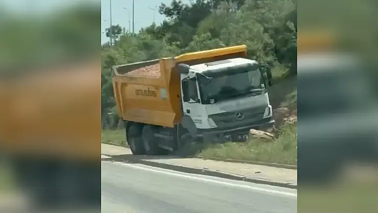 Kontrolden çıkan kamyon karşı yöne daldı