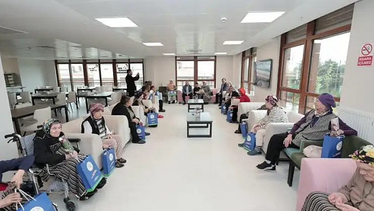 Darülaceze'de Anneler Günü