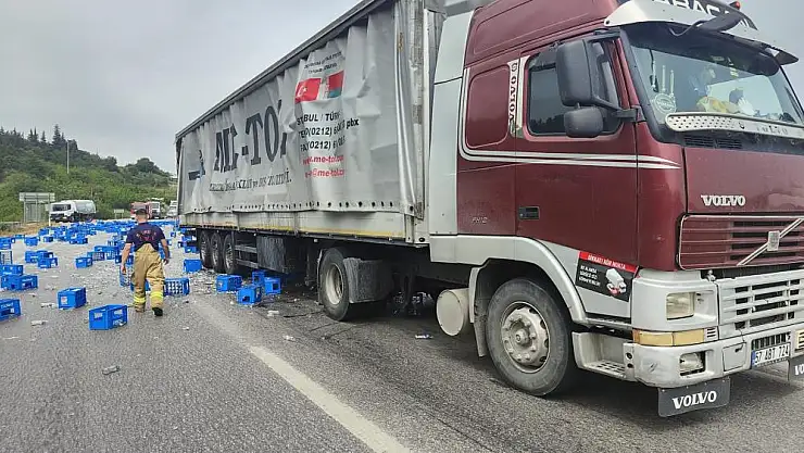 Karayolunda iki tırın çarpıştı, cam şişeler ve sepetler yola saçıldı