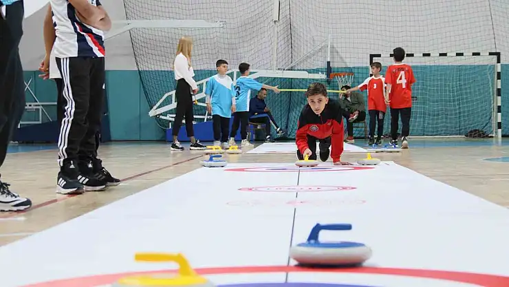 Floor Curling müsabakalarında buluştu