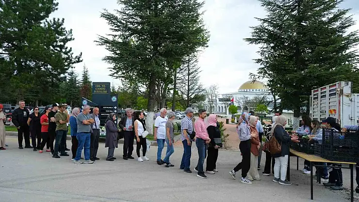 Duygulandıran çiçek jesti