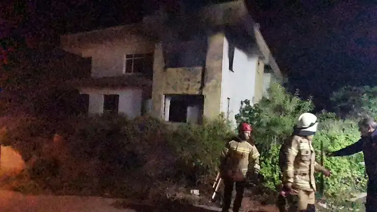 Alevler, binayı tamamen kullanılmaz hale getirdi