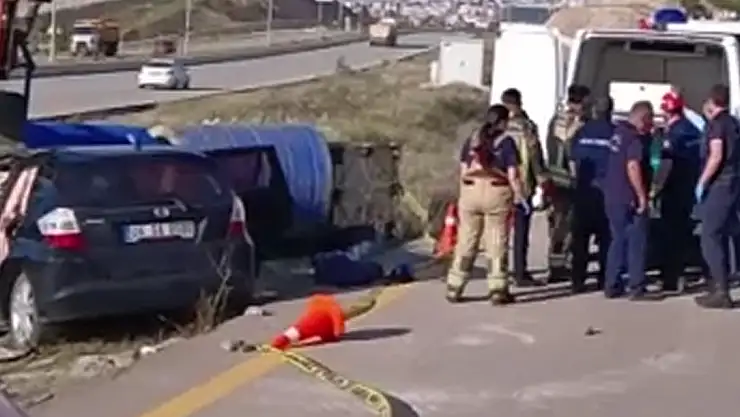 Kontrolden çıkan otomobil sondaj makinesine çarptı