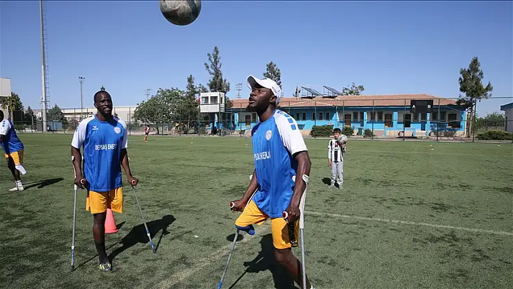 Bir ayağını kaybetse de futbol sevgisini  kabetmedi