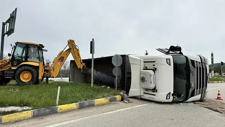 Demir yüklü tır devrildi