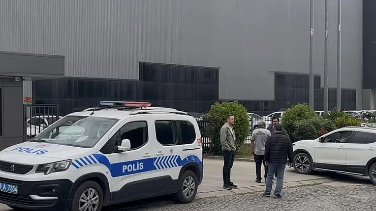 İş makinesinin altında kaldı