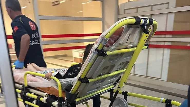 Seyir halindeki araçtan yola savruldu