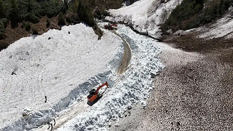 Rize'de karla mücadele sürüyor