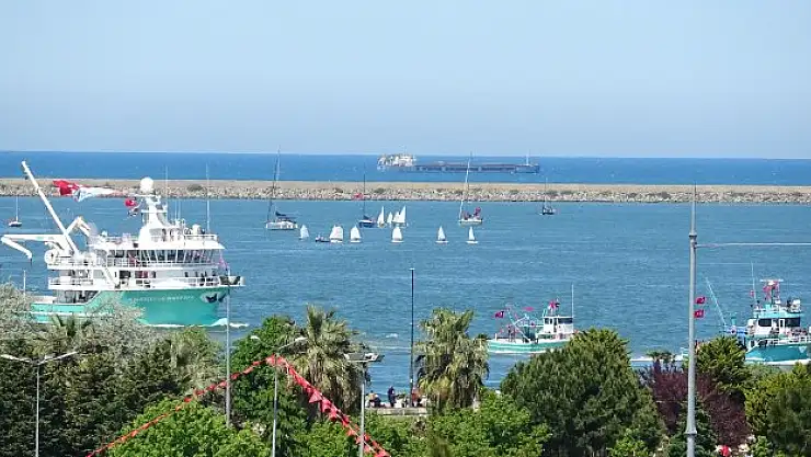 Balıkçı Tekneleri ve TCG Anadolu ile Kortejden Kareler