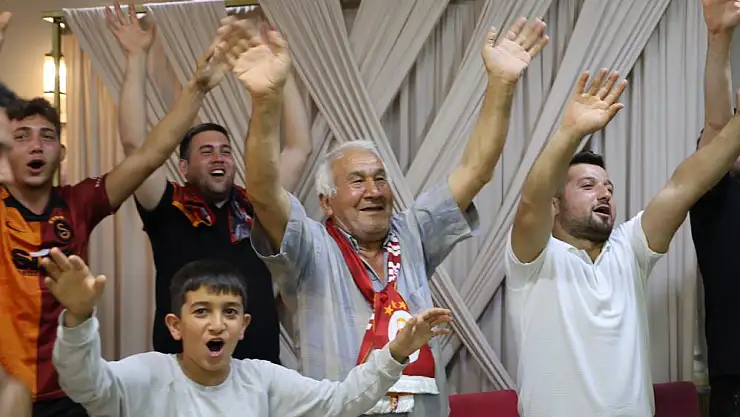 Torunlarıyla maçı izledi, takımının şampiyonluk coşkusunu yaşadı