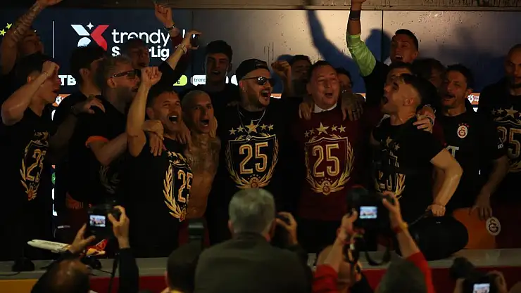 Galatasaraylı futbolculardan basın toplantısında sulu kutlama