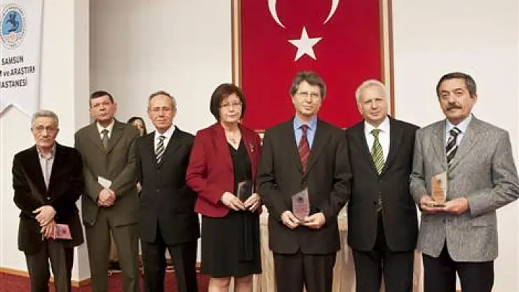 Meslekte 30 Yılını Dolduran Doktorlara Plaket