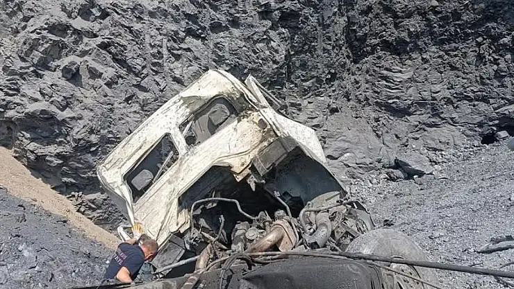 Hafriyat kamyonu uçuruma yuvarlandı