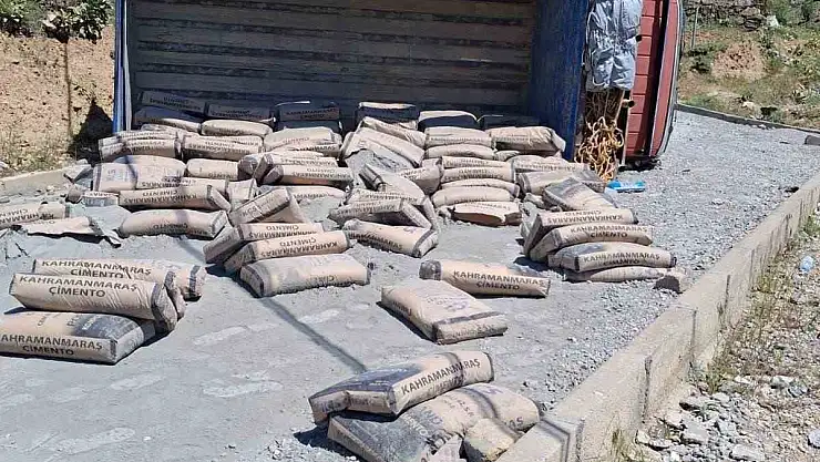 Çimento yüklü kamyon devrildi
