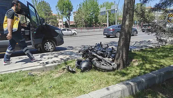 Motosiklet servise çarptı