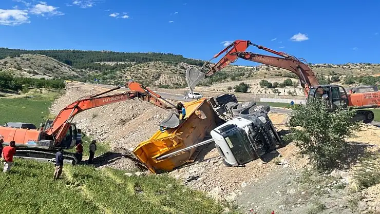 Devrilen hafriyat kamyonu sürücüsü yaralandı