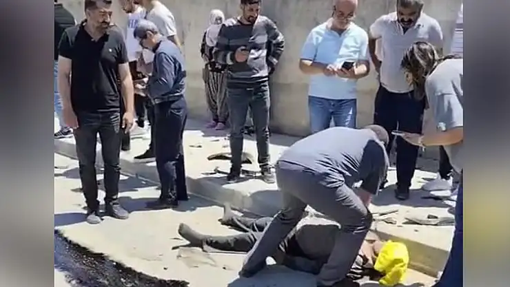 Hafif ticari araç duvara çarptı