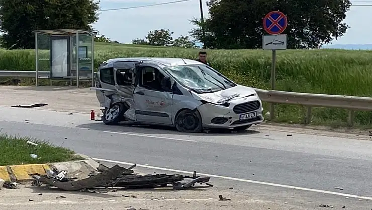 3 araç çarpıştı, 3 kişi yola savruldu: İlk müdahaleyi tesadüfen yoldan geçen ambulanstaki ekip yaptı