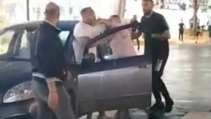 Park halindeki araçlara çarpan sürücüye meydan dayağı