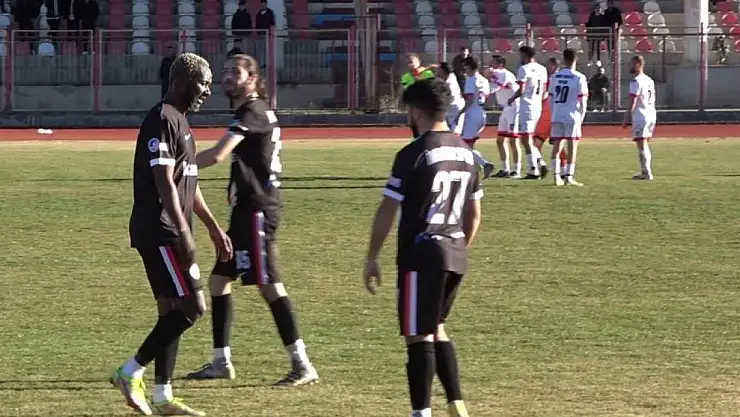 Amatör maçta futbolcudan hakeme yumruklu saldırı