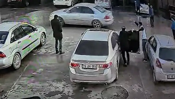 Benzin istasyonundaki saldırı anı güvenlik kamerasına yansıdı