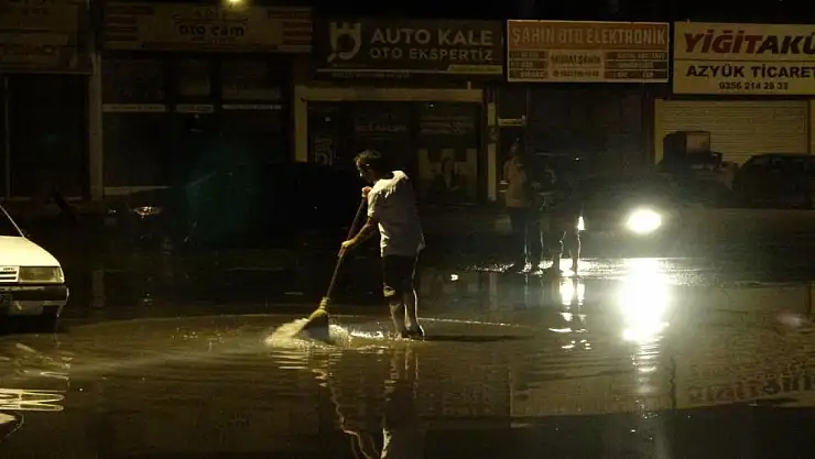 Tokat'ta sağanak yağış sonrası dükkanları su bastı