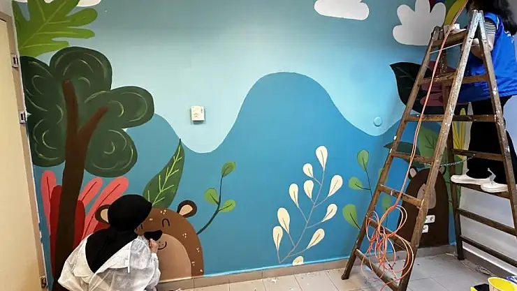 Çocuk acile çizgi film karakterleri çizildi